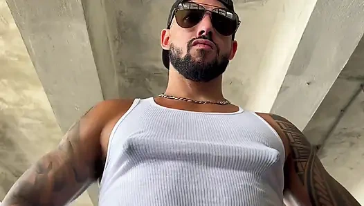 Joan Ortiz / Ortizjona spor salonunda barlara vurmadan önce meme uçlarımı pompalıyorum