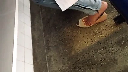 Pezinho debaixo da mesa