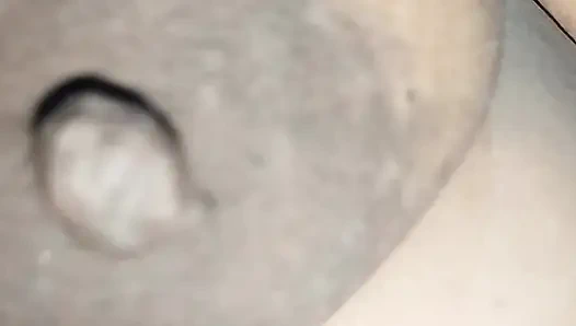 İri göğüslü desi teyze banyo yapıyor