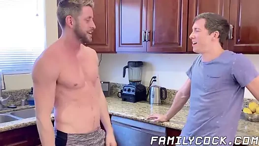 sarışın yakışıklı sporcu çerçeveli ve sert fucked tarafından mürekkeplenmiş gay