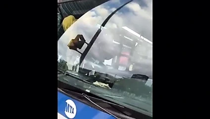 Siyahi kız halk otobüsünde kontrol panelinde işeme