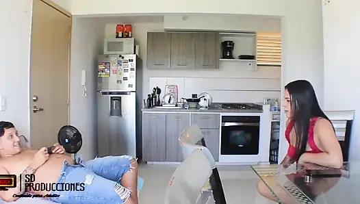 Azgın üvey kız kardeş yeni şeyler deneyimlemeyi seviyor