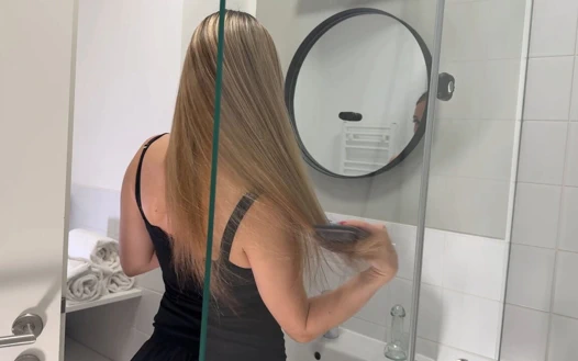 En kısa mini etekli ateşli ve azgın kız tıraşlı amcığını ve yuvarlak seksi götünü teşhir etmek için iç çamaşırını çıkarıyor