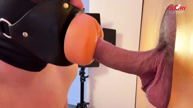 Azgın heteroseksüel adam büyük dölü delikten çıkan ağzın amına boşaltıyor - anında yutuyor!