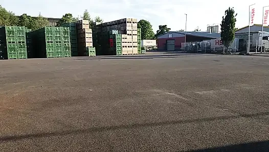Büyükanne Siyah Taytlarla Dışarıda Yürüyor