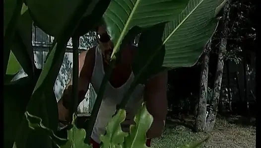 Adam kıllı amcığını ve esmer götünü dev kavunlarla sikiyor ve sonra üzerlerine boşalıyor