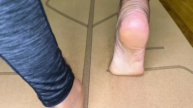 Zenci kız yoga yapıyor ayak ve ayak parmaklarını esnetiyor