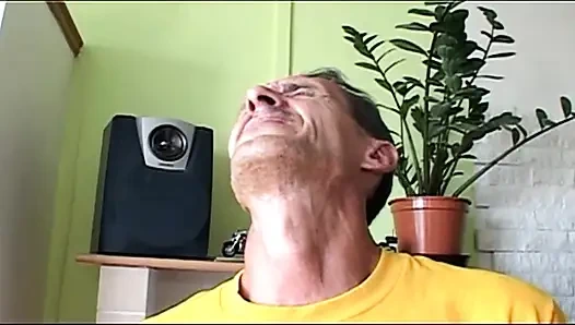 Sıkı amcıklı genç kız domalarak sikiliyor ve ağzına boşalıyor