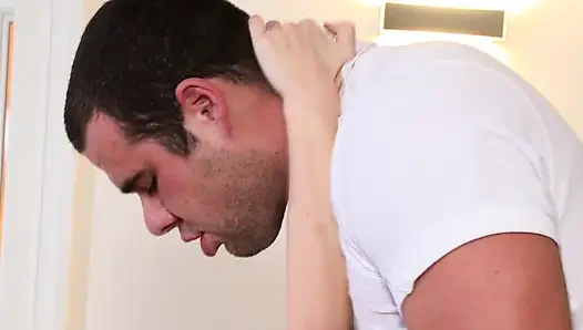 Sarışın piliç ateşli üçlü seks seansında eğleniyor