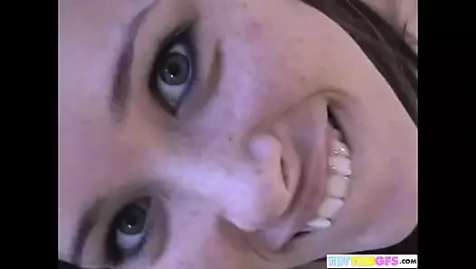 Brookeskye kanepede amını parmaklıyor