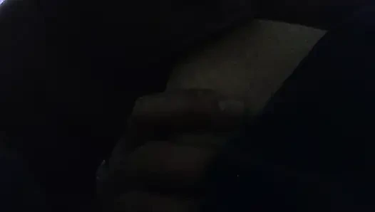 İnsanların karısının göğüslerini emiyor