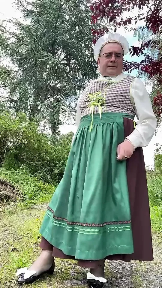 Hizmetçi kıyafeti içinde, Avusturya tarzı, bir gün için