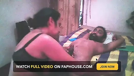 Annemin arkadaşı beni baştan çıkarıyor