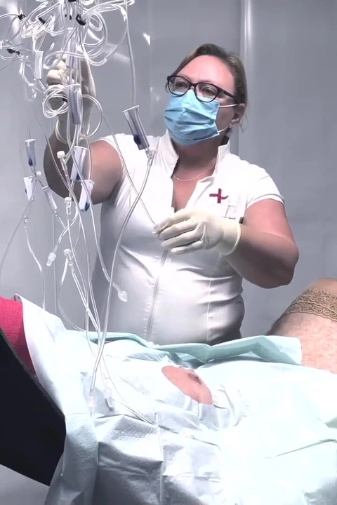 Dominatrix sahibe April, gerçek göğüslerini alıyor