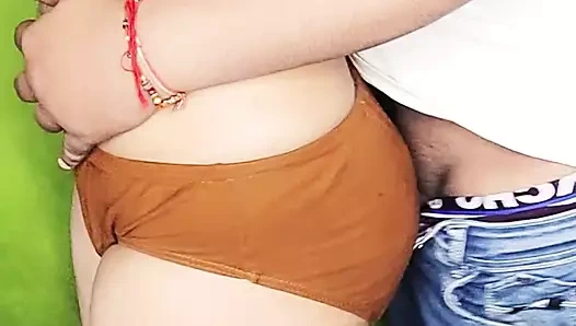 Hintli öğrenci erkek arkadaşıyla büyük meme uçlarına bastırıyor