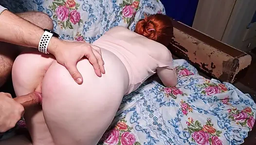 Yaramaz üvey kız kardeş ilk kez oral seks yapıyor, yarak emiyor ve gerçek bir orgazm oluyor