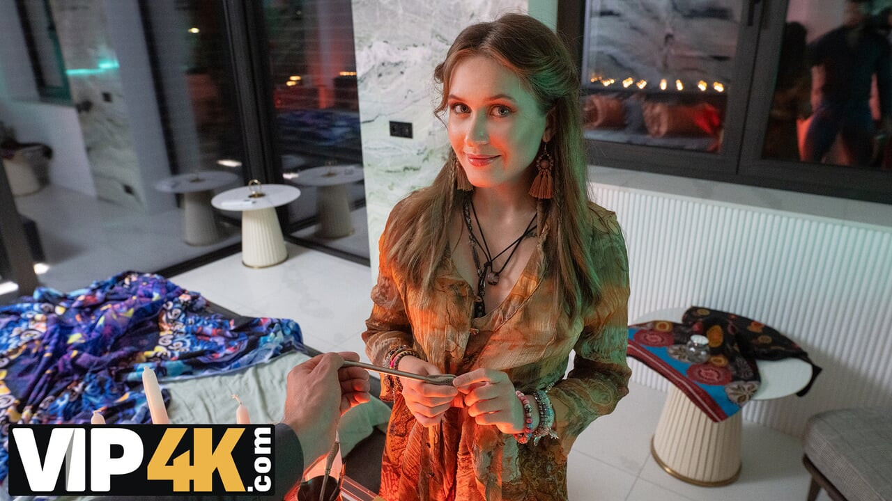 DEBT4K. Falcı bir salonda ateşli seks: harika bir sakso çekmeyi başardı