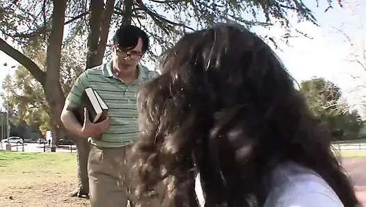 Genç kız ders çalışmak yerine olgun bir yarağı emiyor