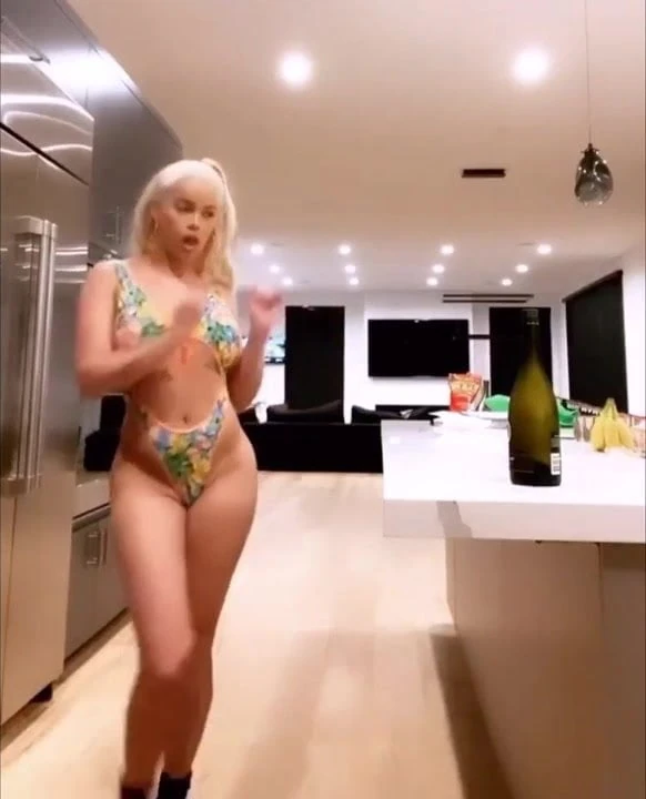 Ashley martelle siyah çoraplı seksi dans