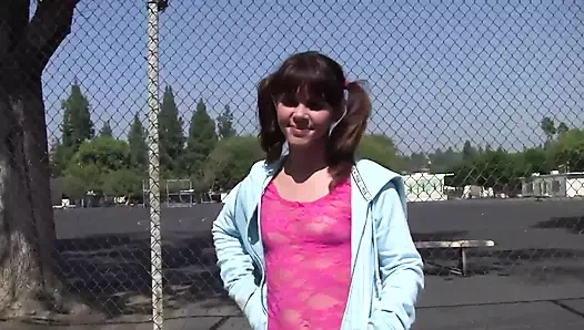 Bisikletçi genç kızı sikişmek için alıyor