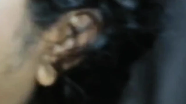 Gerçek Hintli desi orta yaşlı seksi kadın amına dokunuyor