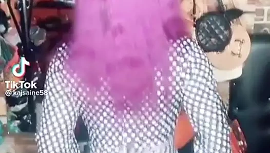 Une bonne salope en combinaison moulante