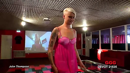 Ggg John Thompson işiyor ve sikiliyor