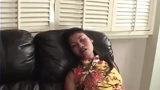 Taylandlı orta yaşlı seksi kadın meeow sert penis için bacaklarını açmaya her zaman hazır