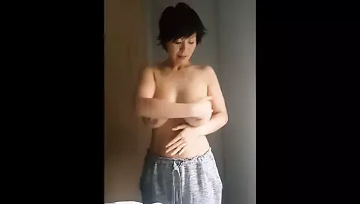 Asya bayan sürtme büyük memeler