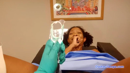 $clov lotus lain'in jinekolog muayenesi sırasında doktor tampa oldu