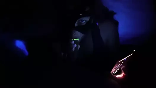 Oksi nazikçe partnerin yarağını emiyor