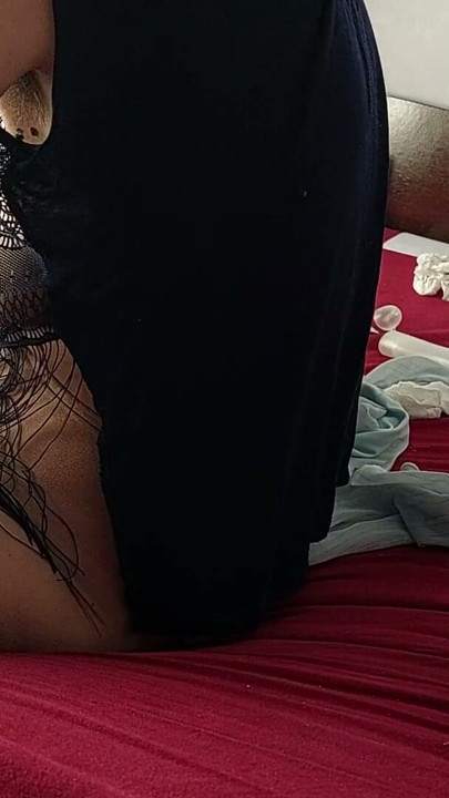 Azgın anne inlerken soyunuyor ve mastürbasyon yapıyor. Yaramaz seksi orta yaşlı seksi kadın kıyafetlerini deniyor. | Klip 1