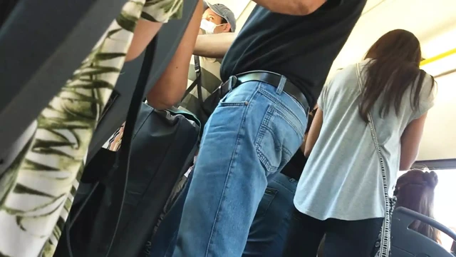 Otobüste insanlarla amını teşhir ediyor ve mastürbasyon yapıyor ve bir evde seks yapıyor