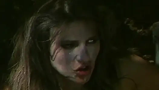 Açık havada anal sikiş götünü geniş açıyor