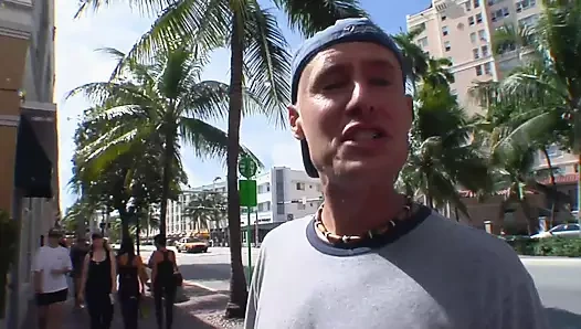 İri göğüslü sarışın olgun kadın