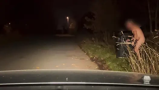 Yol kenarında tam ışınlamalı çıplak ve 31 çekiyor