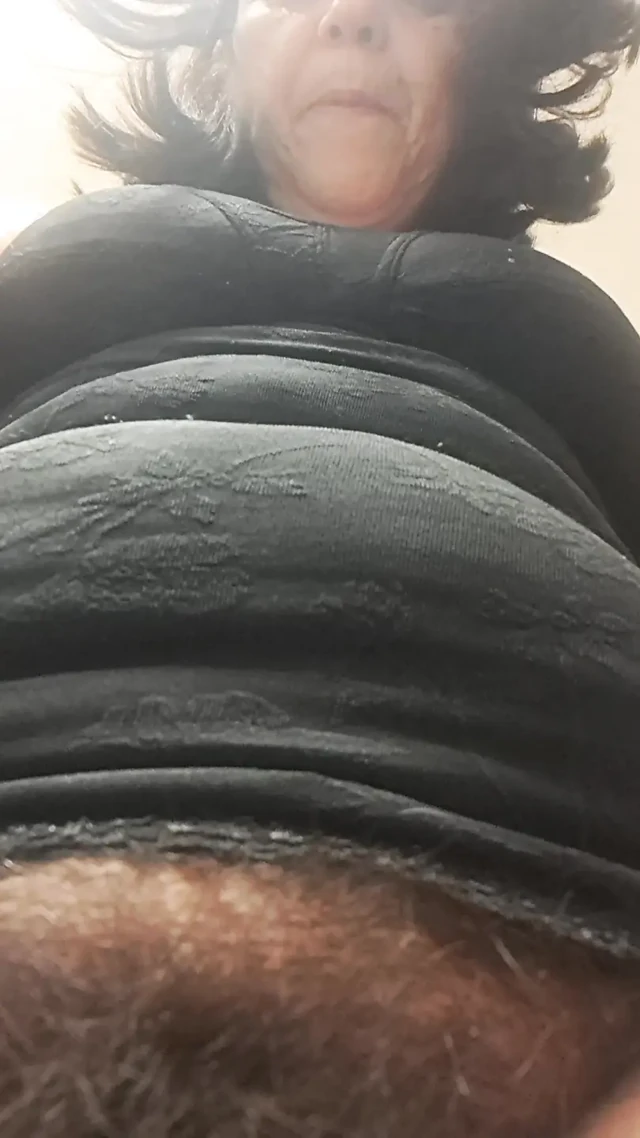 Orta yaşlı seksi kadın, dişlerini fırçalıyor ve bu kıllı kadın sikilmek için yalvarıyor.