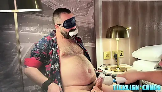 Ticklishchubs scruffy, Matts dominant dokunuşu onu geçmişteki direncine iterken verim alıyor