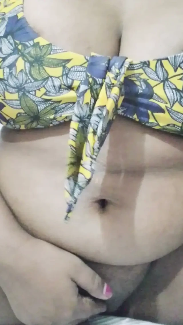 Bugün kendimi gerçekten seksi hissediyorum, bu yüzden orgazma ulaşmak için bir patlıcan kullanmak istiyorum.