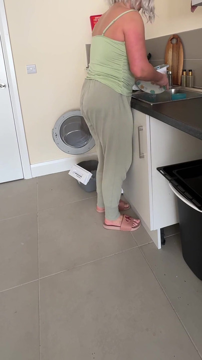 Bulaşıklar tam mesaneye karşı... Kontrolü kaybettim ve pantolona işedim