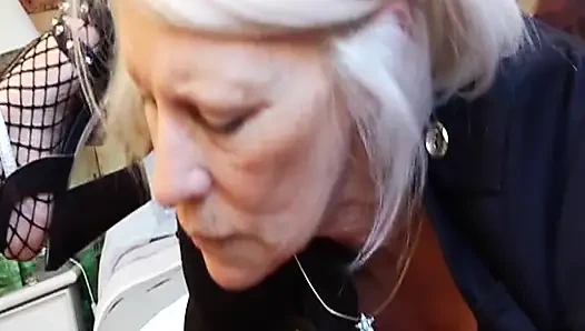 Tombul Fransız orta yaşlı seksi kadın ile özel fetiş gösterisi