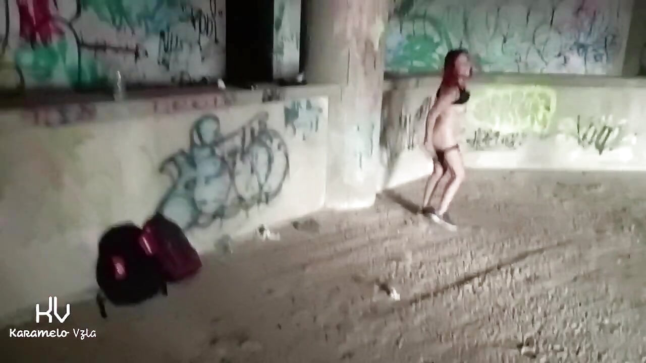 Sapık bana herkesin içinde penisini gösteriyor ve terk edilmiş bir binada denemeye karşı koyamadım