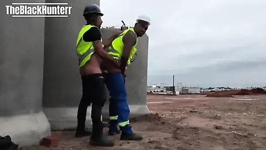 İş arkadaşım inşaat alanında bana oral seks yapmam için penisini teklif etti