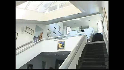 Genç sarışın azgın ağzında ve götünde sikişiyor