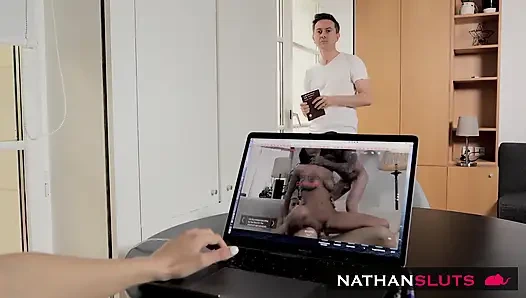 Seksi genç kız Elena Vedem üvey babası tarafından mastürbasyon yaparken yakalandı