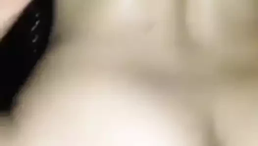 Az kız arkadaş amcığını sikiyor