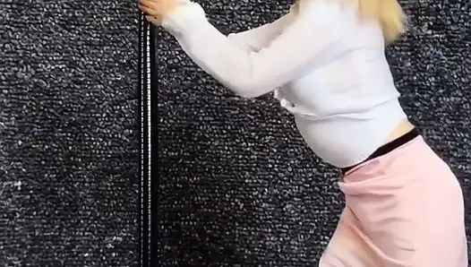 Marina direğin başında dans etti