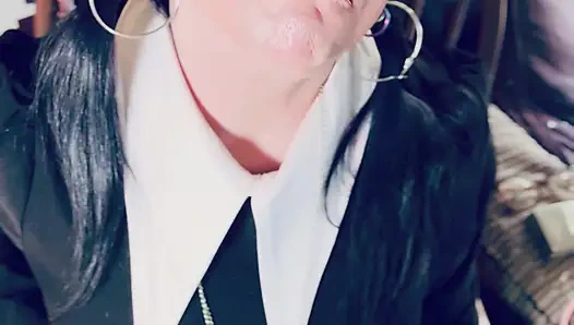 Wednesday addams, tina snua, chain saten eldivenle 2 sigara içiyor - sigara içen kadın sürükleniyor omi ome ucunu kuyruğuna sokuyor