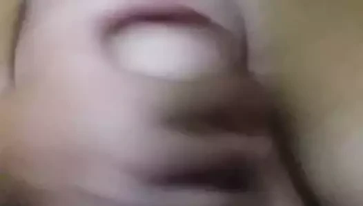 Filipinli kız göğüslerini bastırıyor