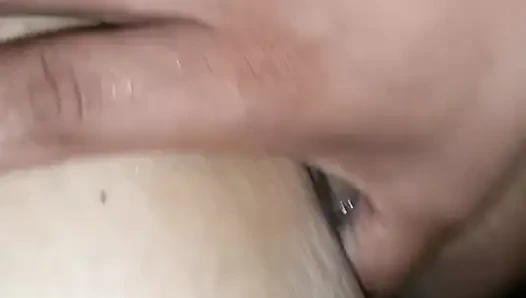 Dört orta yaşlı seksi kadın amatörde sikiliyor